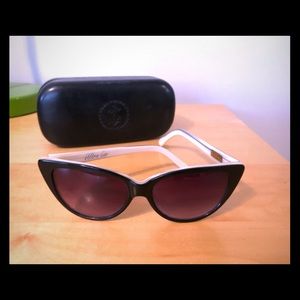 Tres Noir Cat Eye Sunglasses with case